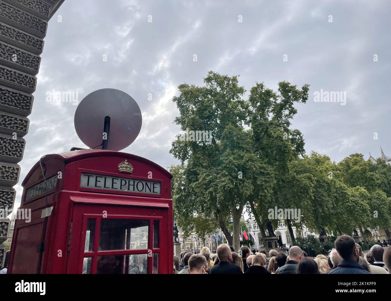 Eine rote Telefonbox mit einer Satellitenschüssel eines französischen Senders auf dem Parliament Square in London vor dem Staatsbegräbnis von Königin Elizabeth II. In Westminster Abbey. Bilddatum: Montag, 19. September 2022. Stockfoto