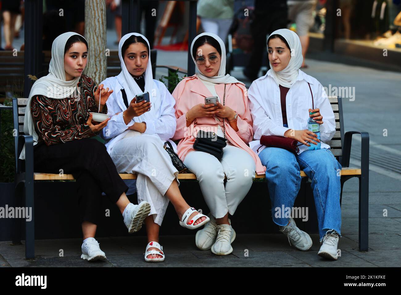 Wien schöne Frau, Wien, Biergarten, Handy, Wien Biergarten, Blumen, Biergarten vor dem Rathaus in Wien Stockfoto Wien schöne Frau, Wien, Biergarten, Handy, Wien Biergarten, Blumen, Biergarten vor dem Rathaus in Wien Stockfoto