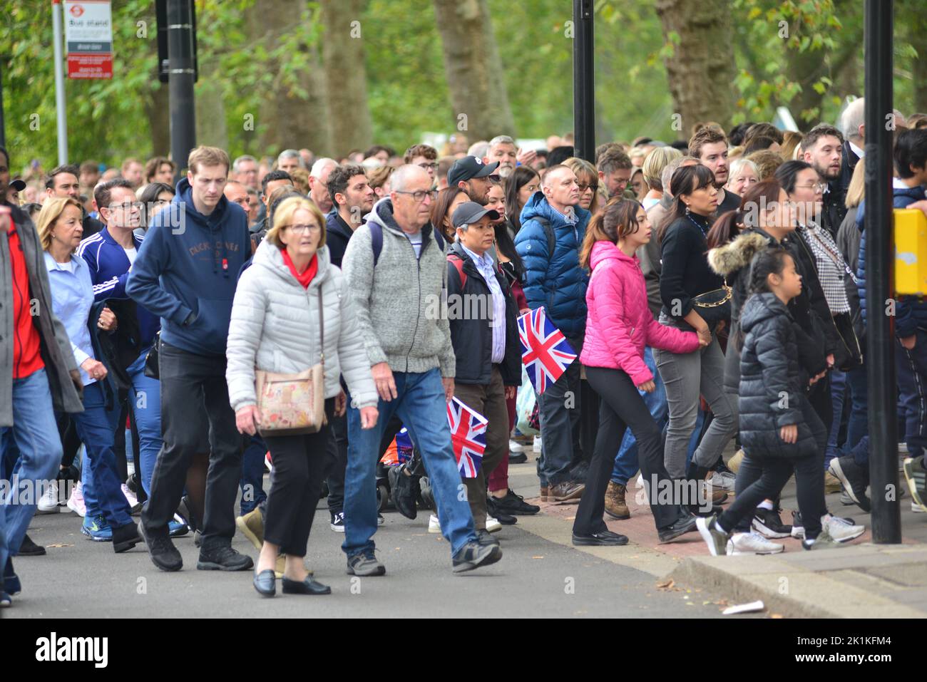 Staatsbegräbnis Ihrer Majestät Königin Elizabeth II., London, Großbritannien, Montag, 19.. September 2022. Menschenmassen strömen von der Park Lane in den Hyde Park, um die öffentliche Vorführung auf großen Leinwänden zu sehen. Stockfoto