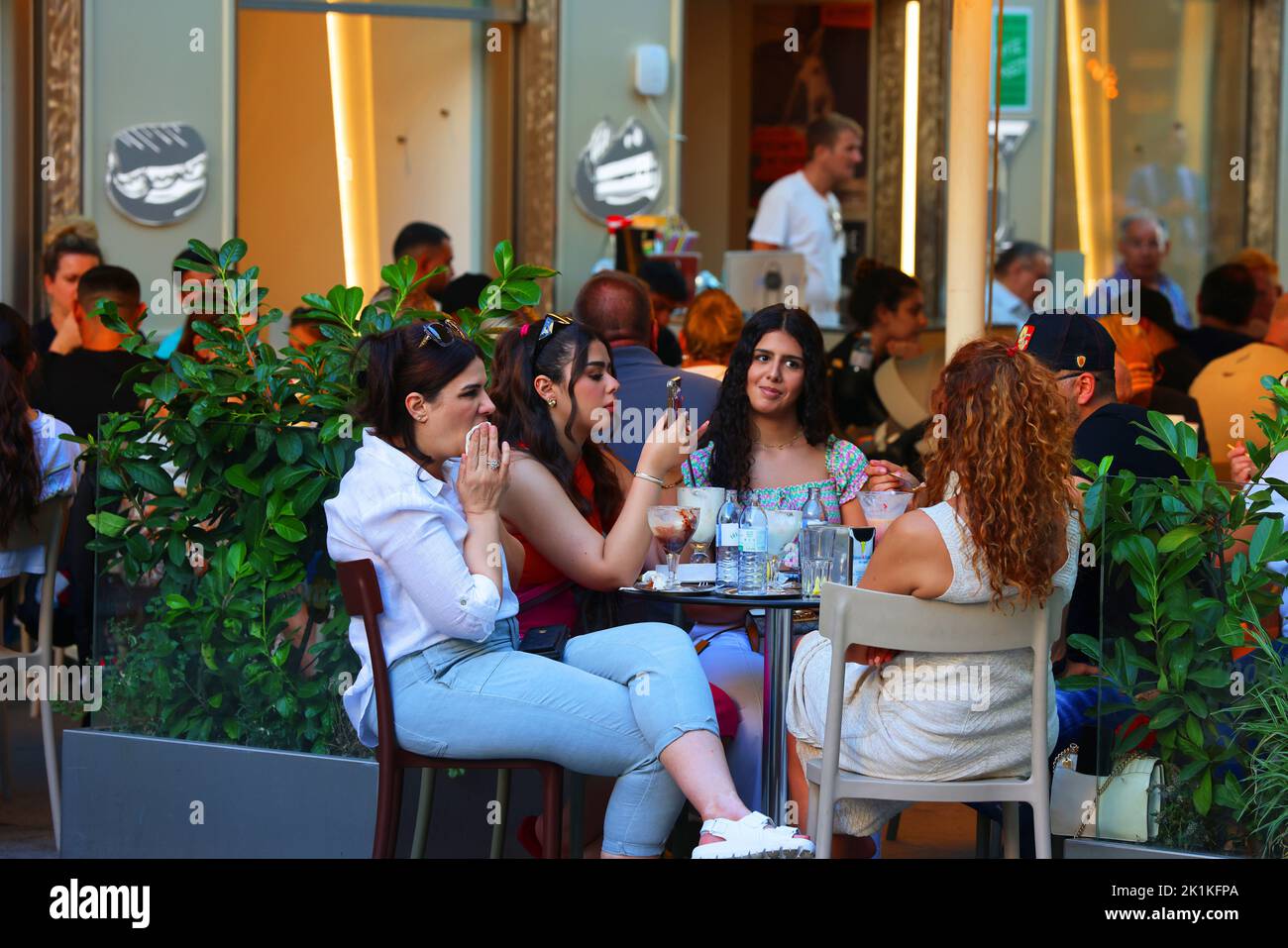 Wien schöne Frau, Wien, Biergarten, Handy, Wien Biergarten, Blumen, Biergarten vor dem Rathaus in Wien Stockfoto