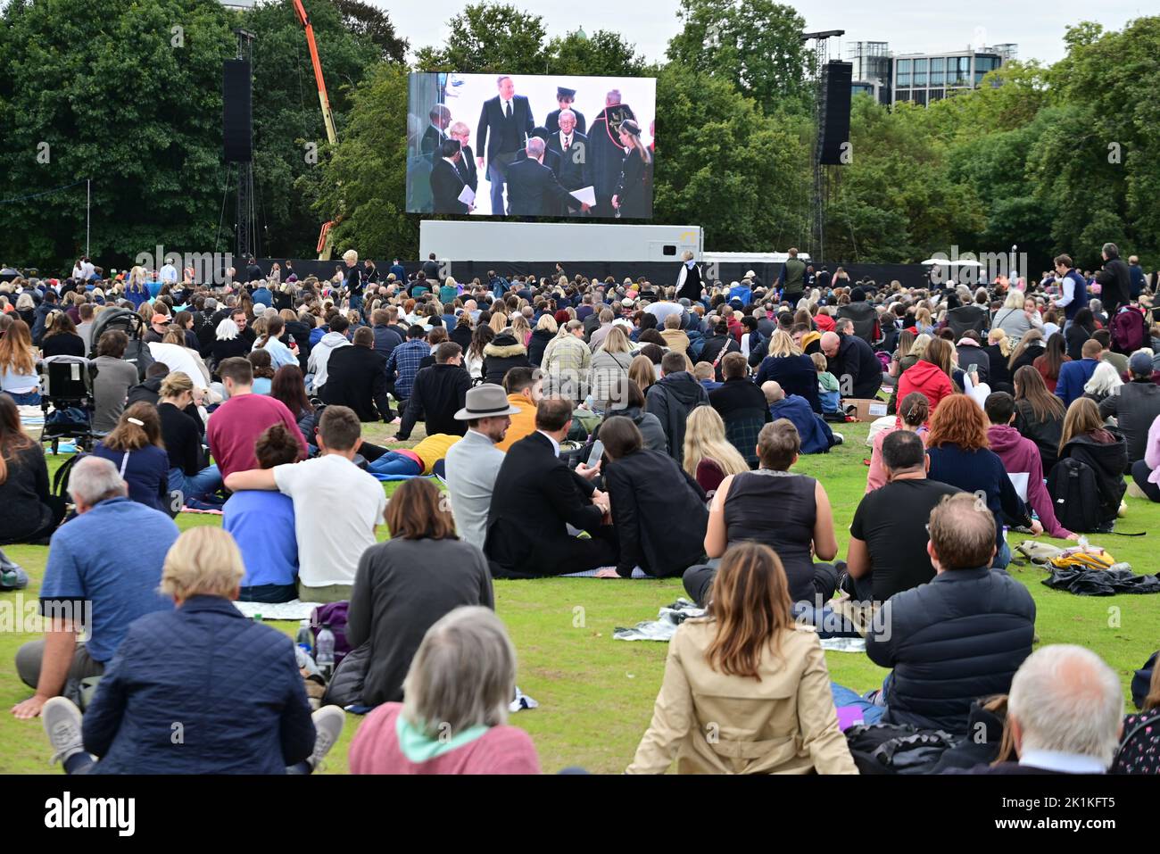 Staatsbegräbnis Ihrer Majestät Königin Elizabeth II., London, Großbritannien, Montag, 19.. September 2022. Menschenmassen versammelten sich im Hyde Park, um die Zeremonie auf großen Leinwänden zu beobachten. Stockfoto