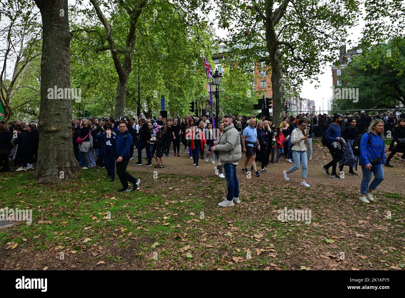 Staatsbegräbnis Ihrer Majestät Königin Elizabeth II., London, Großbritannien, Montag, 19.. September 2022. Menschenmassen strömen in den Hyde Park, um sich die öffentliche Vorführung anzusehen. Stockfoto