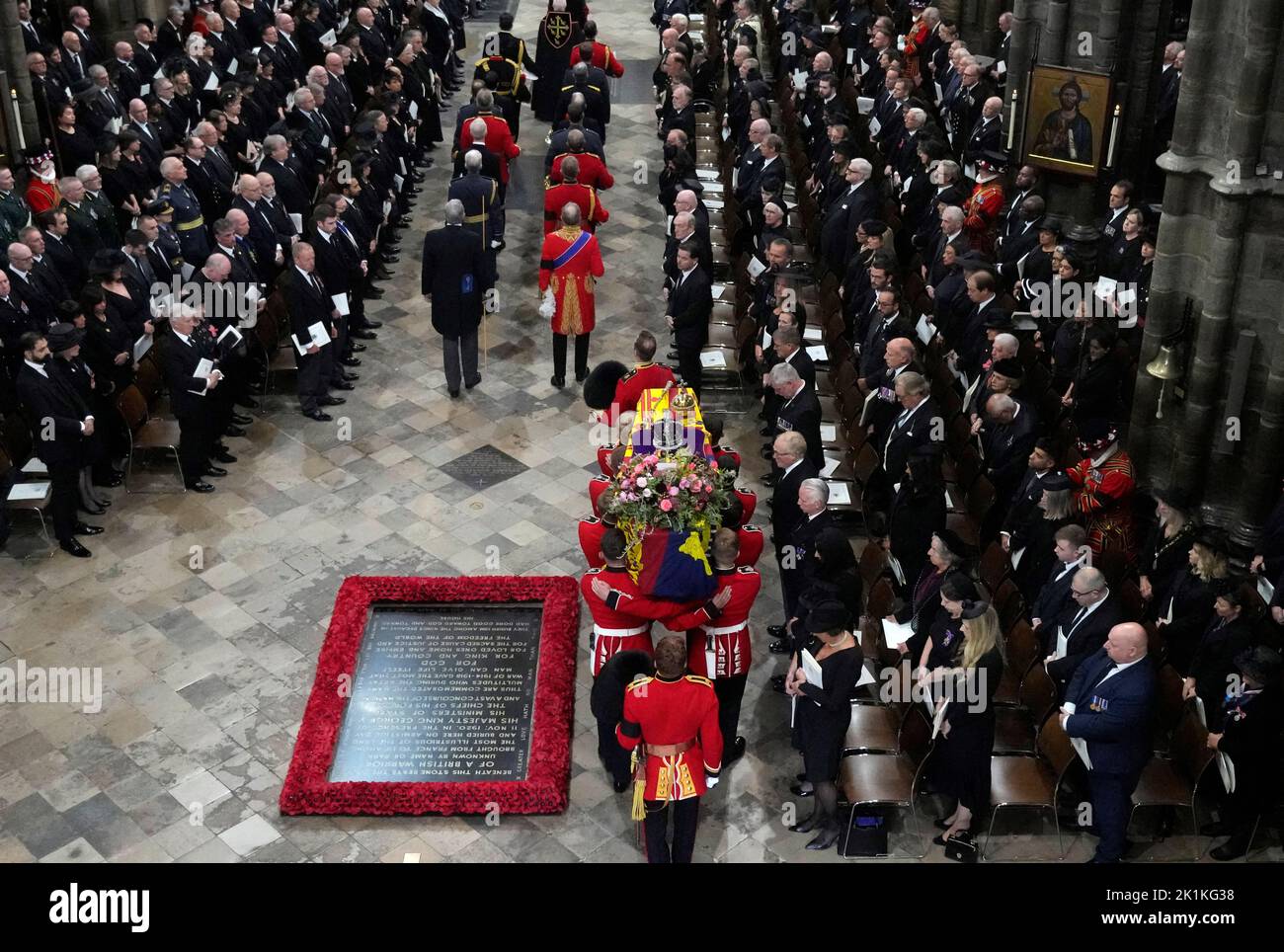 Der Sarg von Königin Elizabeth II. Wird in die Westminster Abbey für ihre Beerdigung am Montag, den 19. September 2022, im Zentrum von London getragen. Die Königin, die am 8. September im Alter von 96 Jahren starb, wird in Windsor zusammen mit ihrem verstorbenen Ehemann, Prinz Philip, begraben werden, der letztes Jahr starb. Frank Augstein/Pool via REUTERS Stockfoto