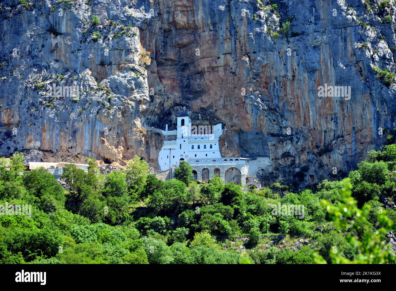 Das Kloster Ostrog ist ein Kloster der Serbisch-Orthodoxen Kirche, das an einer senkrechten Felswand auf der Ostroška Greda cliffà steht Stockfoto