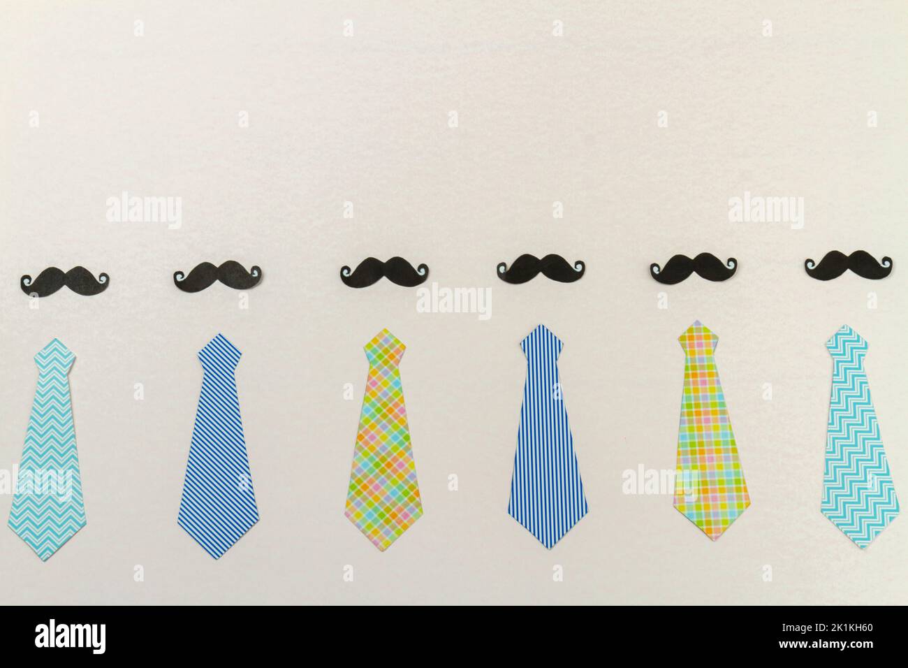Herren Krawatten und Schnurrbärte auf weißer Oberfläche. Väter Tag Konzept. Stockfoto