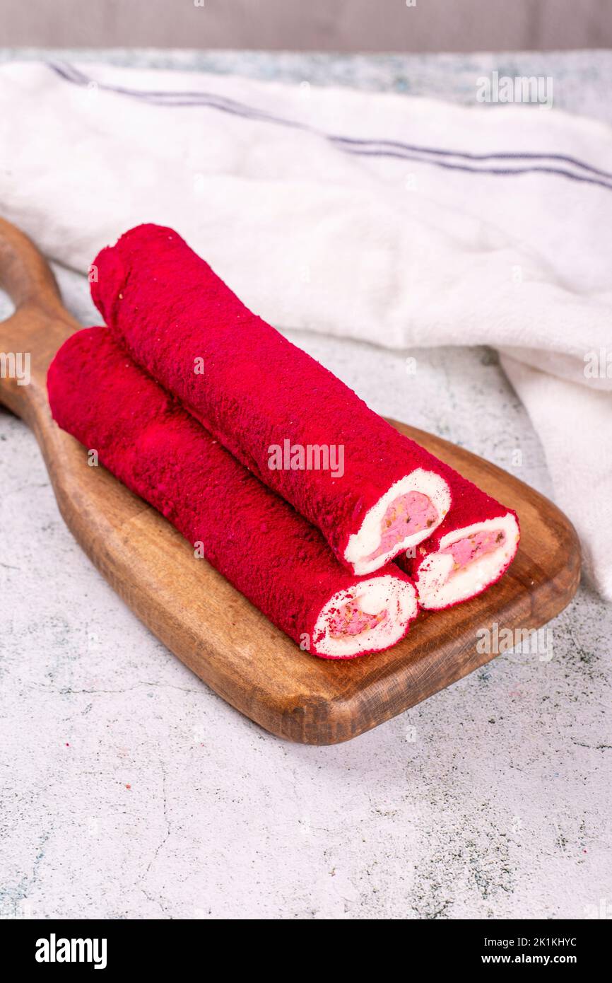 Türkischer Genuss mit Erdbeergeschmack auf grauem Hintergrund. Türkischer Genuss mit Cremefüllung. Nahaufnahme. Lokaler Name dolgulu fitil lokum Stockfoto