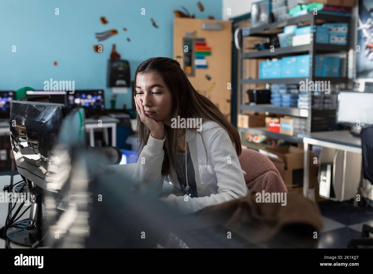 Fokussierte High School-Schülerin, die nach der Schule am Computer studiert Stockfoto