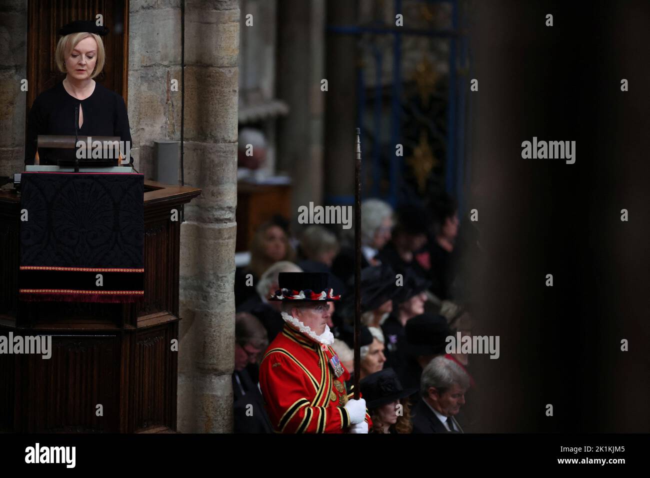 Premierministerin Liz Truss spricht während der Staatsfuneral von Königin Elizabeth II., die in Westminster Abbey, London, stattfand. Bilddatum: Montag, 19. September 2022. Stockfoto