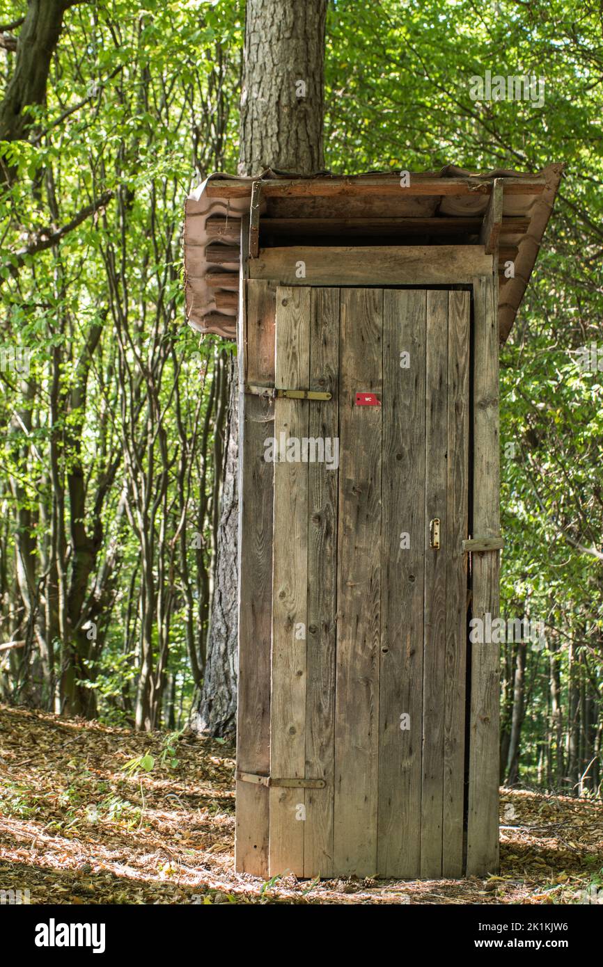Holztoilette für die Touristen im Wald. Natürliches WC für Wanderer. Toilette. Stockfoto