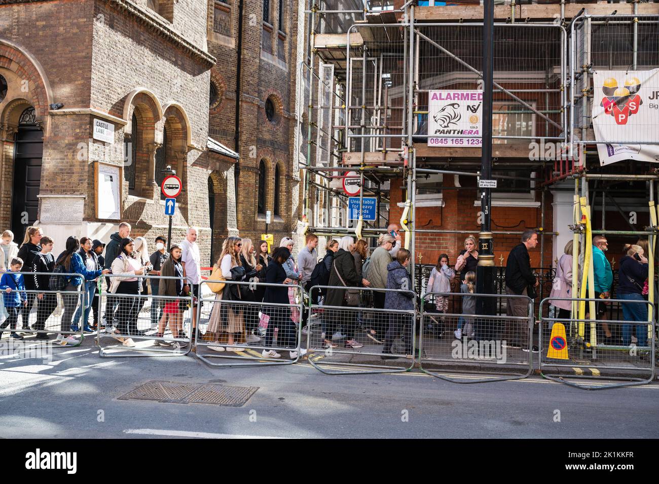 London, Vereinigtes Königreich - 17 2022. September: Eine Schlange von Menschen, die kamen, um der Königin Elizabeth II. Respekt zu erweisen Die Schlange führt zum Buckingham Palace Stockfoto