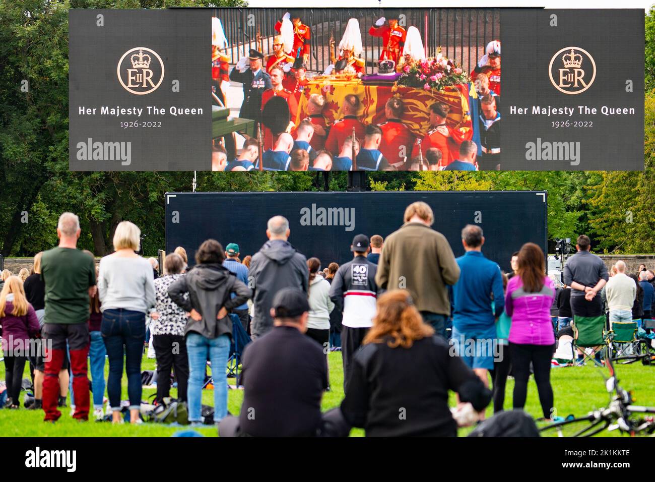 Edinburgh, Schottland, Großbritannien. 19.. September 2022. Im Holyrood Park versammeln sich die Mitglieder der Öffentlichkeit, um die Live-Vorführung der Beerdigung von Königin Elizabeth II von Westminster Abbey auf einer Großleinwand zu sehen. Iain Masterton/Alamy Live News Stockfoto