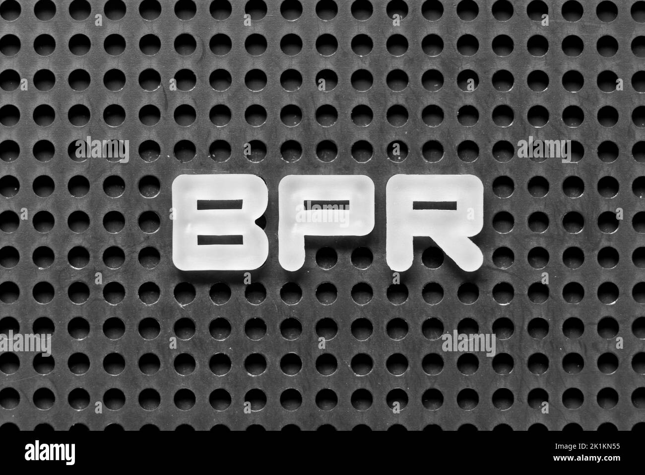 Weißer Buchstabe im Wort BPR (Abkürzung für Business Process Reengineering oder Batch Processing Record) auf schwarzem Hintergrund Stockfoto
