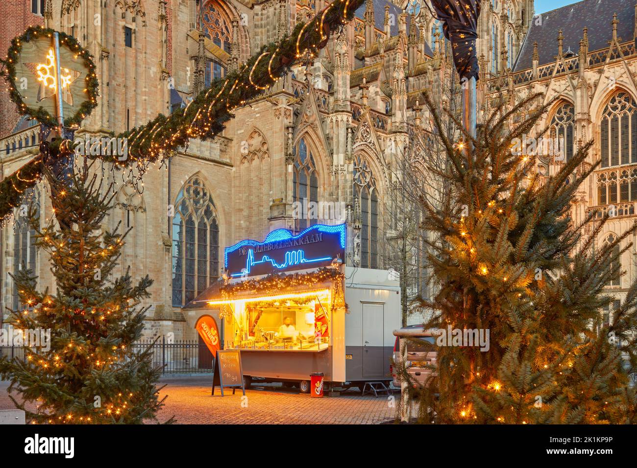 Den bosch, Niederlande - 21. Dezember 2021: Stand mit traditionellen niederländischen "Oliebollen" (frittierte Teigbällchen) im Winter im Stadtzentrum von Stockfoto