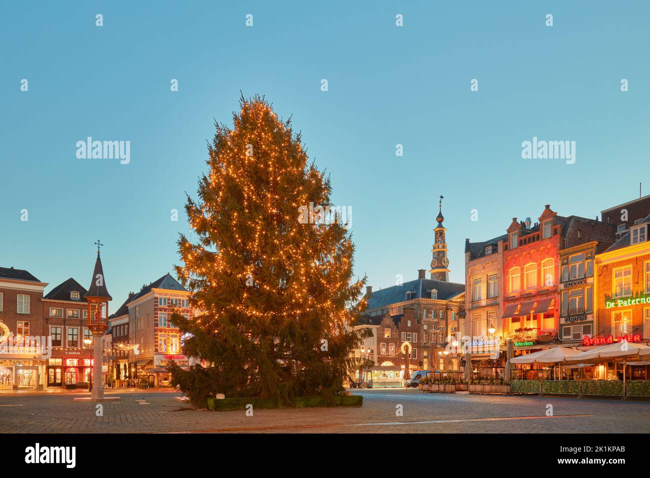 Den bosch, Niederlande - 21. Dezember 2021: Großer weihnachtsbaum mit Lichtern auf dem zentralen Marktplatz 'Markt', umgeben von Pubs, Restaurants und Sho Stockfoto