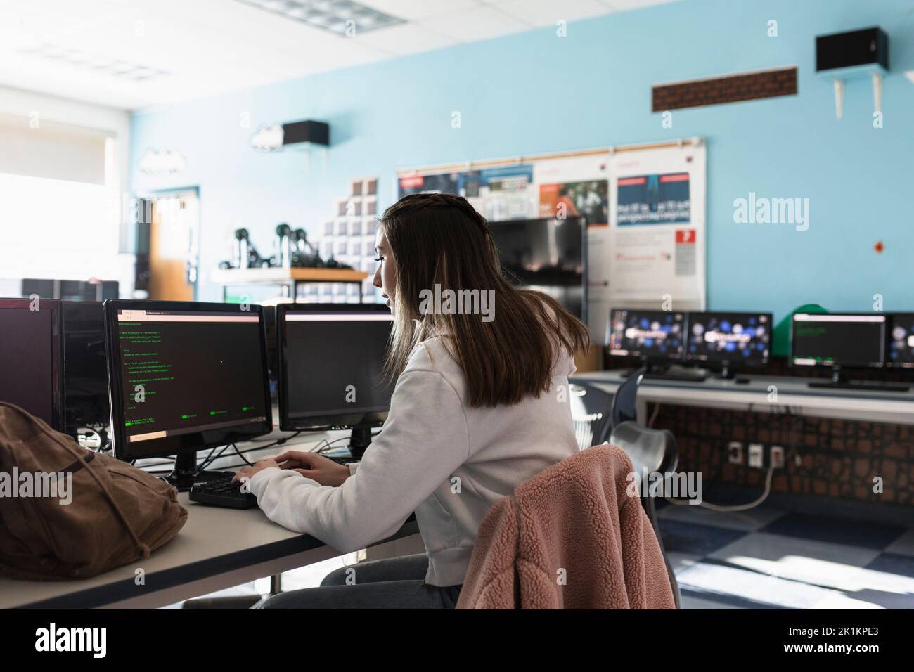 Engagierte High School Mädchen Schüler mit Computer nach der Schule Stockfoto