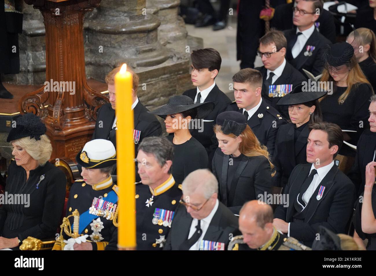 (Erste Reihe) die Königin Consort, die Prinzessin Royal, Vizeadmiral Sir Tim Laurence, der Herzog von York, der Graf von Wessex, (zweite Reihe) der Herzog von Sussex, die Herzogin von Sussex, Prinzessin Beatrice, Edoardo Mapelli Mozzi, (dritte Reihe) Samuel Chatto, Arthur Chatto, Lady Sarah Chatto und Daniel Chatto während der Staatsfuneral von Queen Elizabeth II in der Westminster Abbey in London. Bilddatum: Montag, 19. September 2022. Stockfoto
