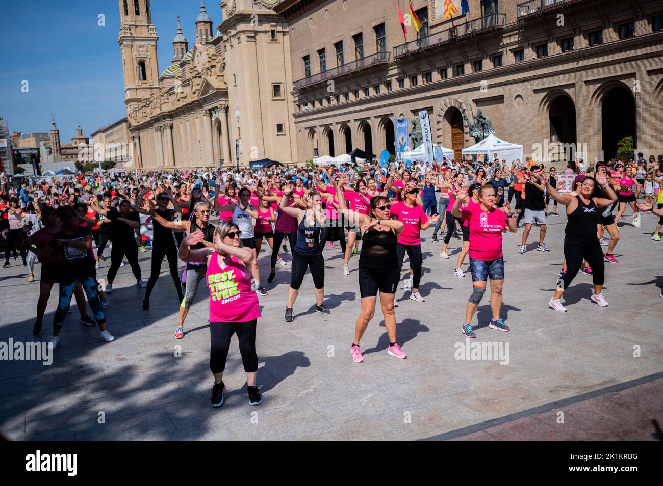 Gruppentanzkurs beim Sports Day Multisport-Straßenevent auf der Plaza del Pilar, Zaragoza, Spanien Stockfoto