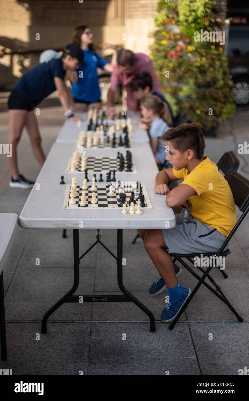 Kinder spielen Schach beim Sport-Tag-Multisport-Straßenereignis auf der Plaza del Pilar, Zaragoza, Spanien Stockfoto