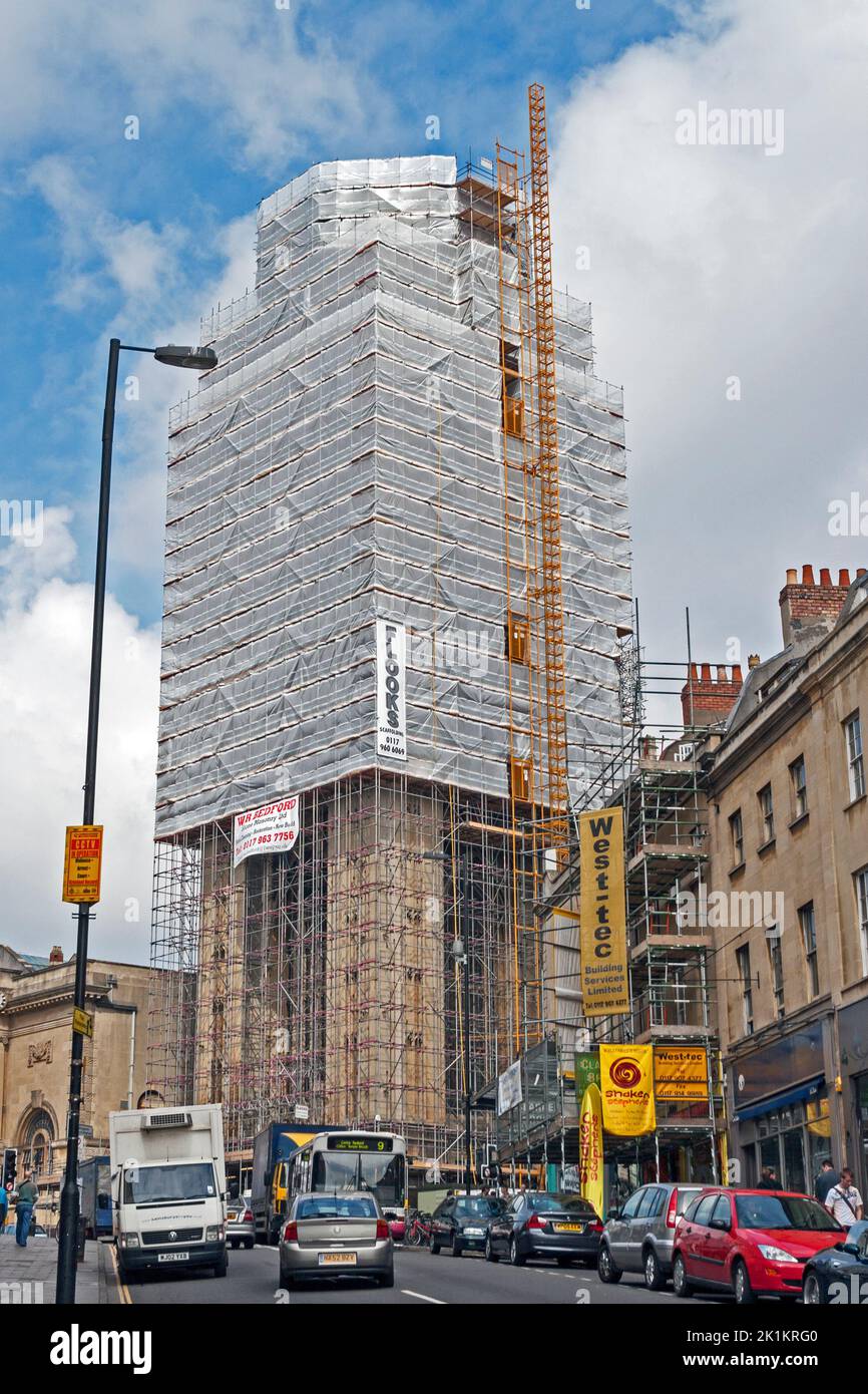 Bristol, Großbritannien, 28. April 2006. Der Turm des Wills Memorial Building an der University of Bristol versteckt sich hinter Gerüsten und Kunststofffolien während der Restaurierungsarbeiten. Der Turm, der von George Oatley entworfen und zwischen 1915 und 1925 erbaut wurde, besteht aus Eisenbeton, der mit Bath-Stein verkleidet ist. Stockfoto