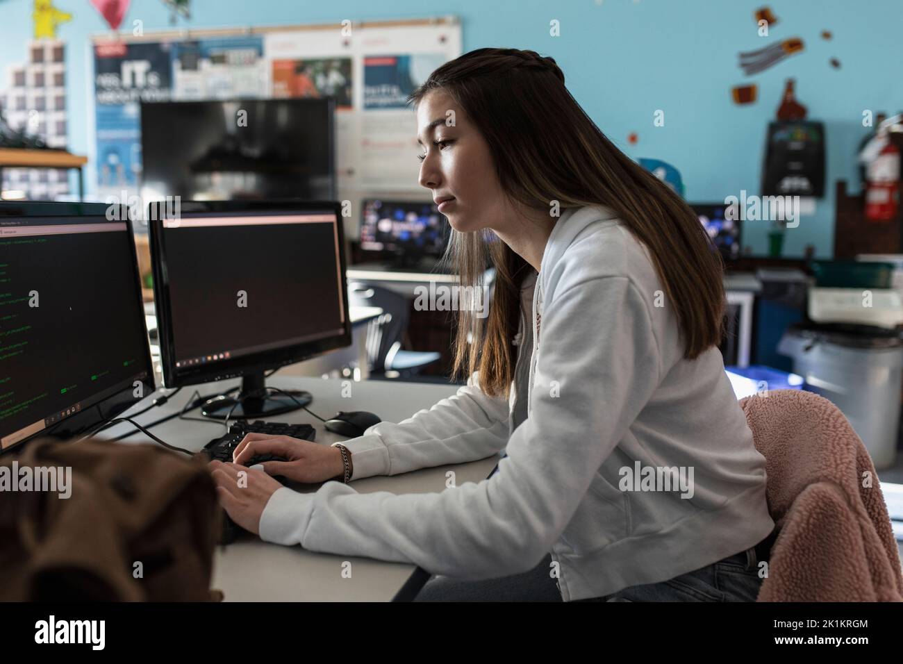 Fokussierte High School Mädchen mit Computer im Klassenzimmer nach der Schule Stockfoto