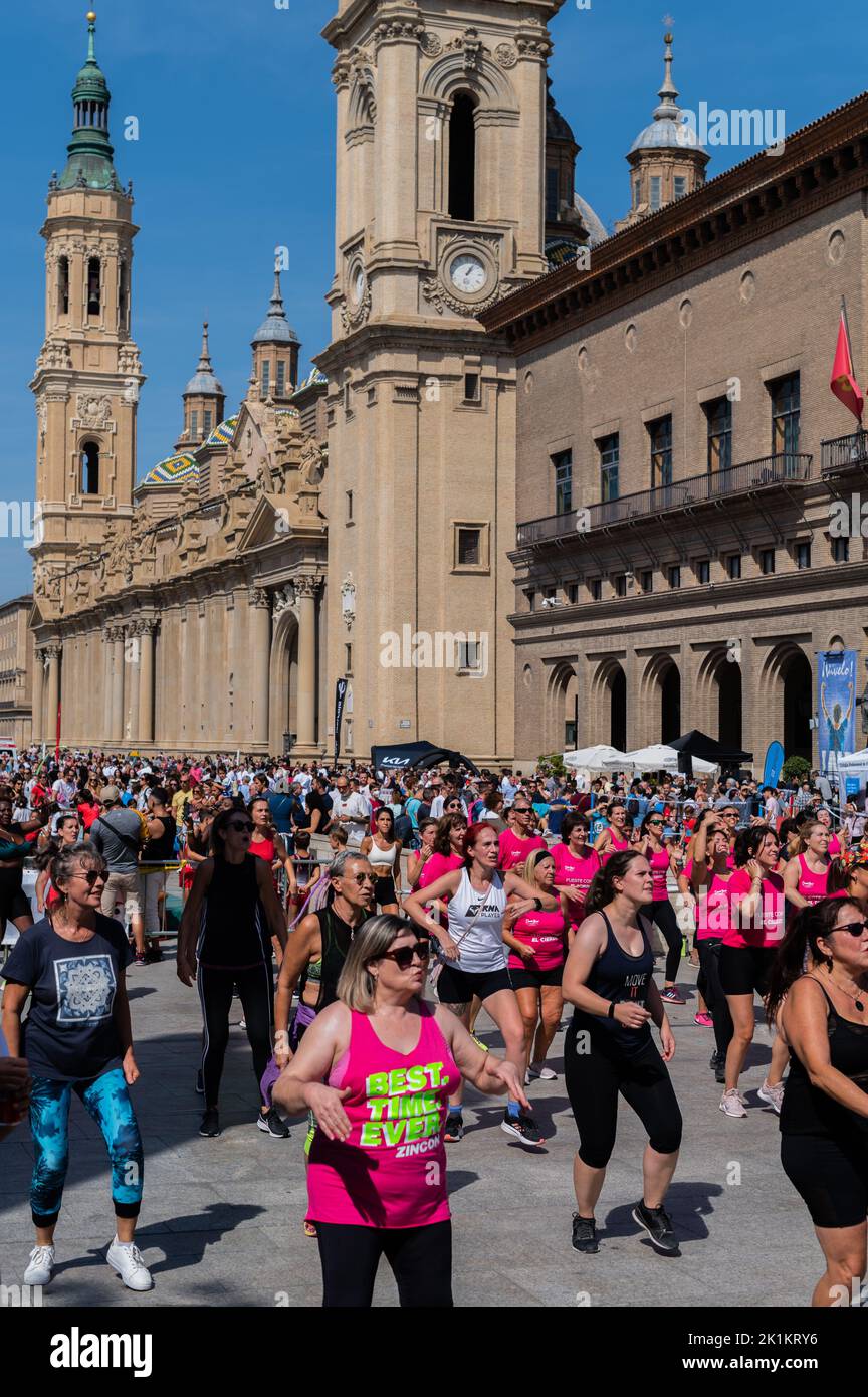 Gruppentanzkurs beim Sports Day Multisport-Straßenevent auf der Plaza del Pilar, Zaragoza, Spanien Stockfoto