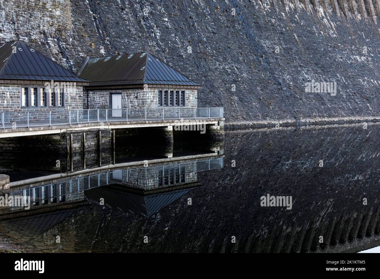 Dammmauer Möhnetalsperre mit den Gleithäusern am Kompensationsteich Stockfoto