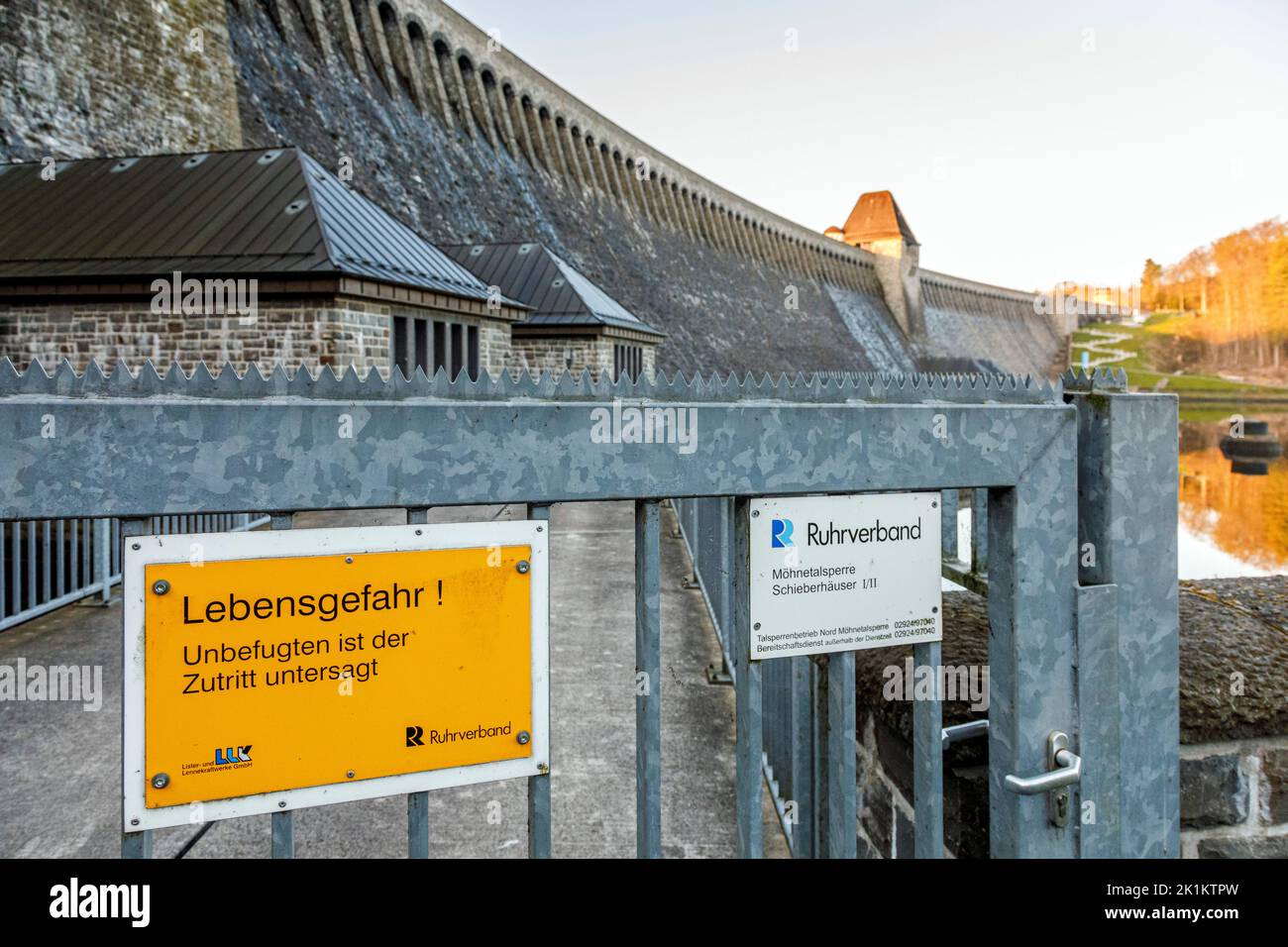 Dammmauer Möhnetalsperre mit den Gleithäusern am Kompensationsteich Stockfoto