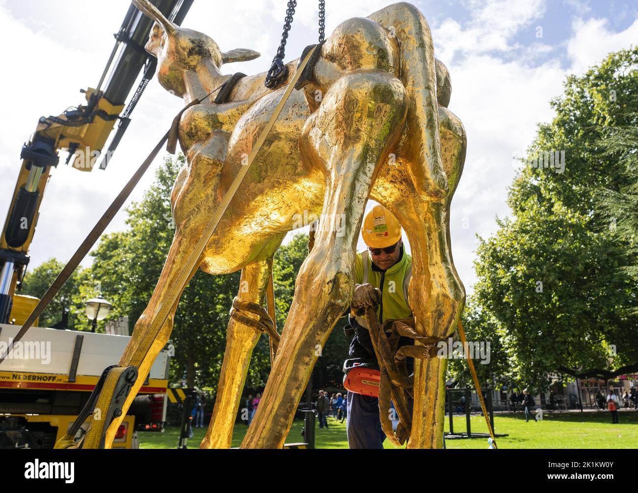 Utrecht, Niederlande. 19. September 2022. 2022-09-19 13:20:03 UTRECHT - die Platzierung der großen goldenen Kalbsstatue, der Ikone des Niederländischen Filmfestivals (NFF) in der Stadschouwburg Utrecht. Utrecht wird anderthalb Wochen lang in die Filmhauptstadt der Niederlande umbenannt, wo die neuesten Spiel-, Dokumentar-, Animations-, Kurzfilme-, Serien- und VR-Produktionen präsentiert werden.ANP JEROEN JUMELET netherlands Out - belgium Out Credit: ANP/Alamy Live News Stockfoto