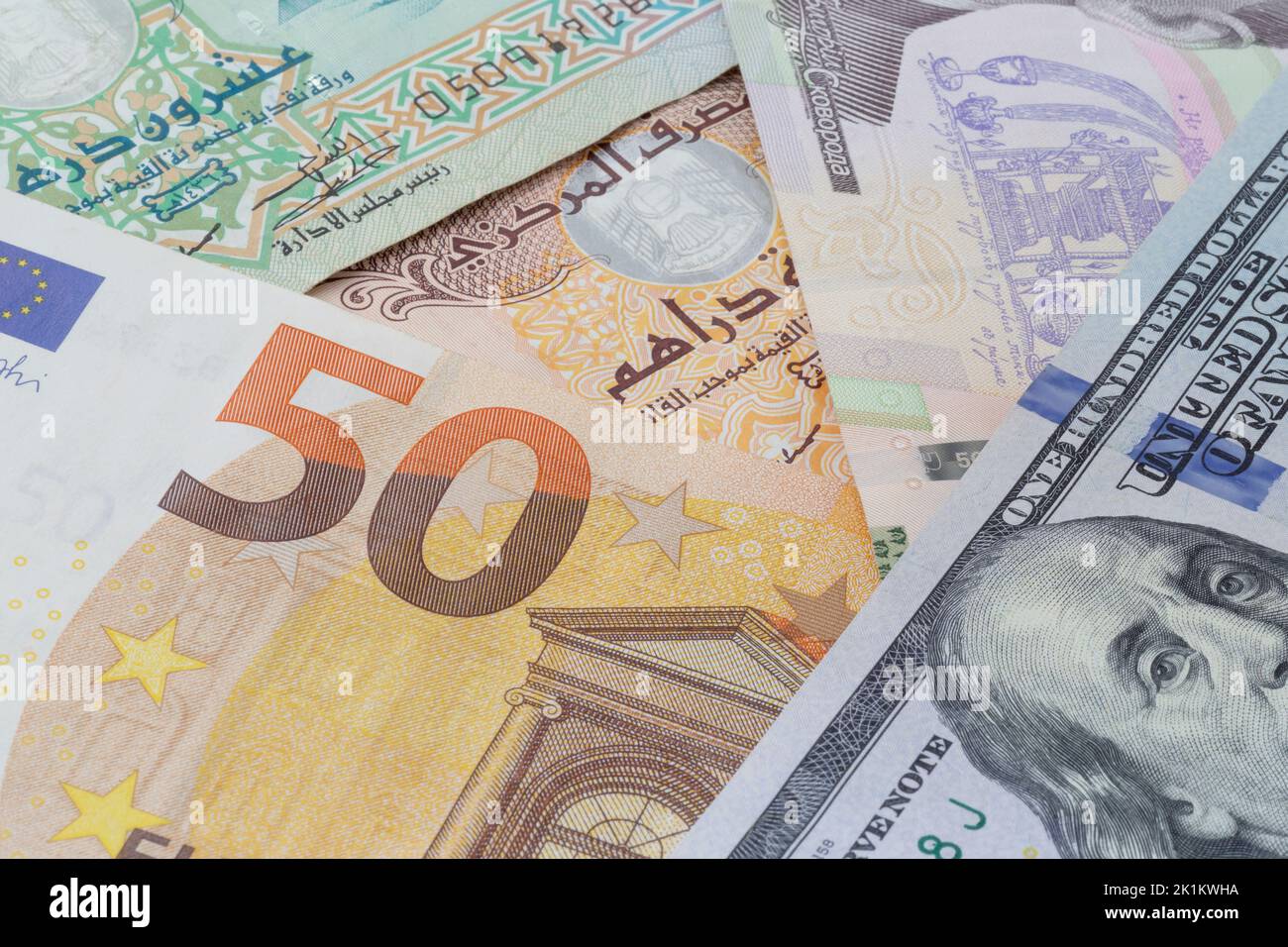 Geldwechsel: Nahaufnahme von Euro, US-Dollar, VAE-Dirham und ukrainischen Griwna-Banknoten Stockfoto