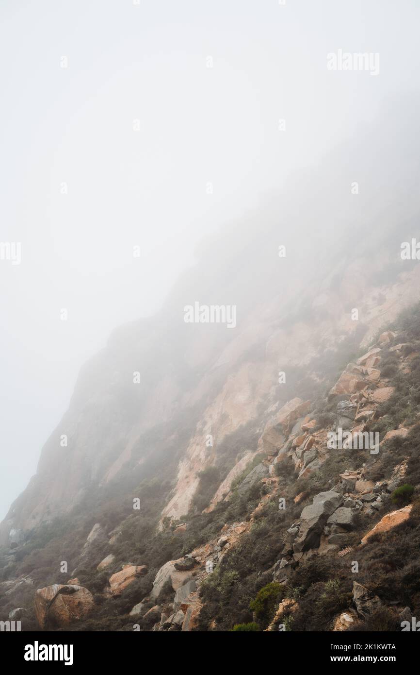 Morgennebel Nebel Dunst auf Morro Rock Kalifornien. USA auf dem Highway 101. Vulkanische Steckerbildung Stockfoto