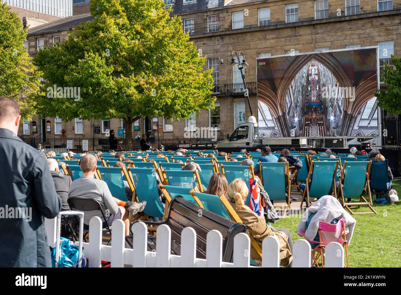 Newcastle upon Tyne, Großbritannien. 19.. September 2022. Menschen versammeln sich, um die Beerdigung von Königin Elizabeth II. Auf einer großen Leinwand auf dem Old Eldon Square zu beobachten. Quelle: Hazel Plater/Alamy Live News Stockfoto