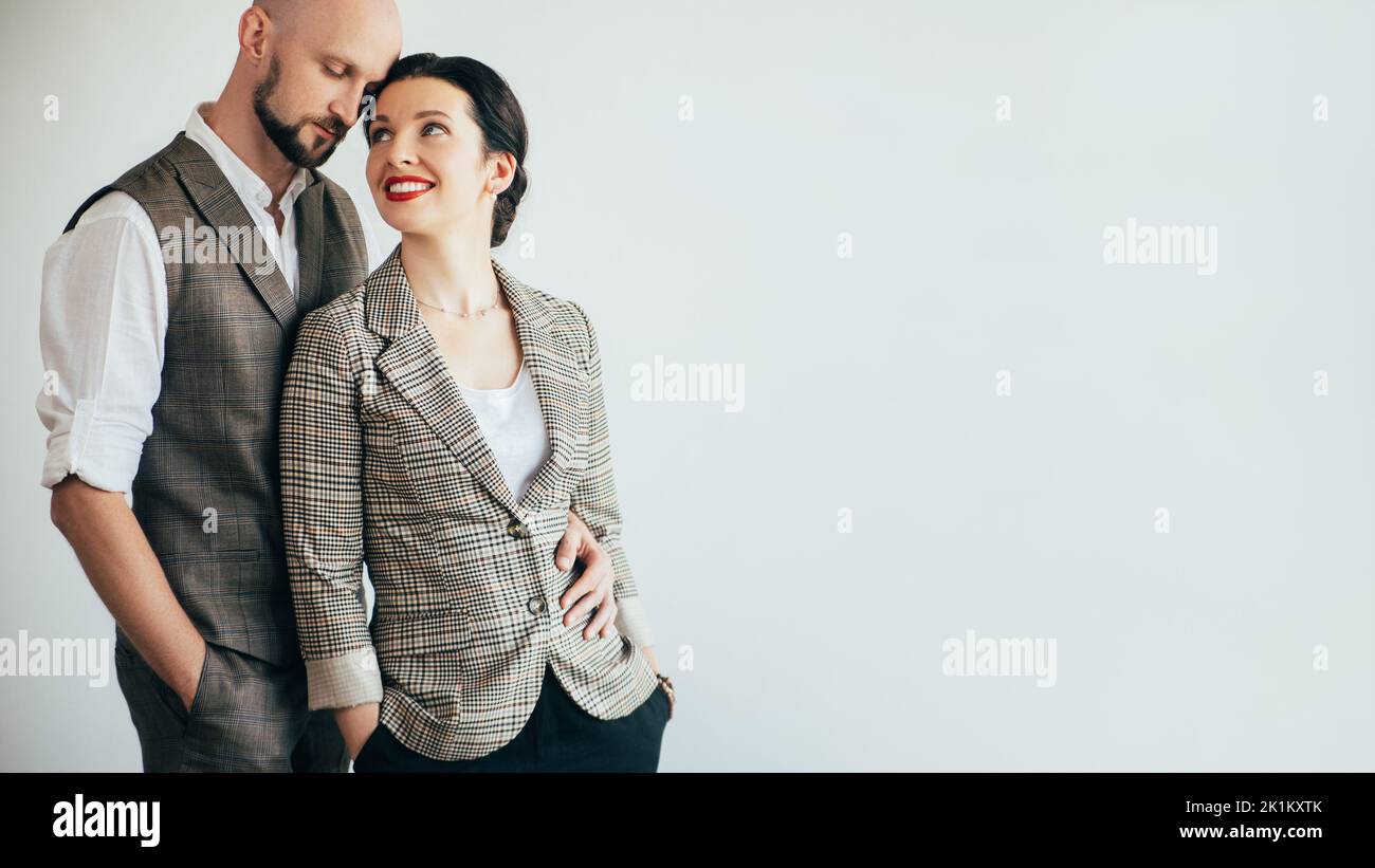 Geliebtes Paar. Familienlook. Lässige Eleganz. Modetrend. Glücklicher Mann und Frau umarmen das Gefühl der Liebe isoliert auf weißem Kopierraum. Stockfoto