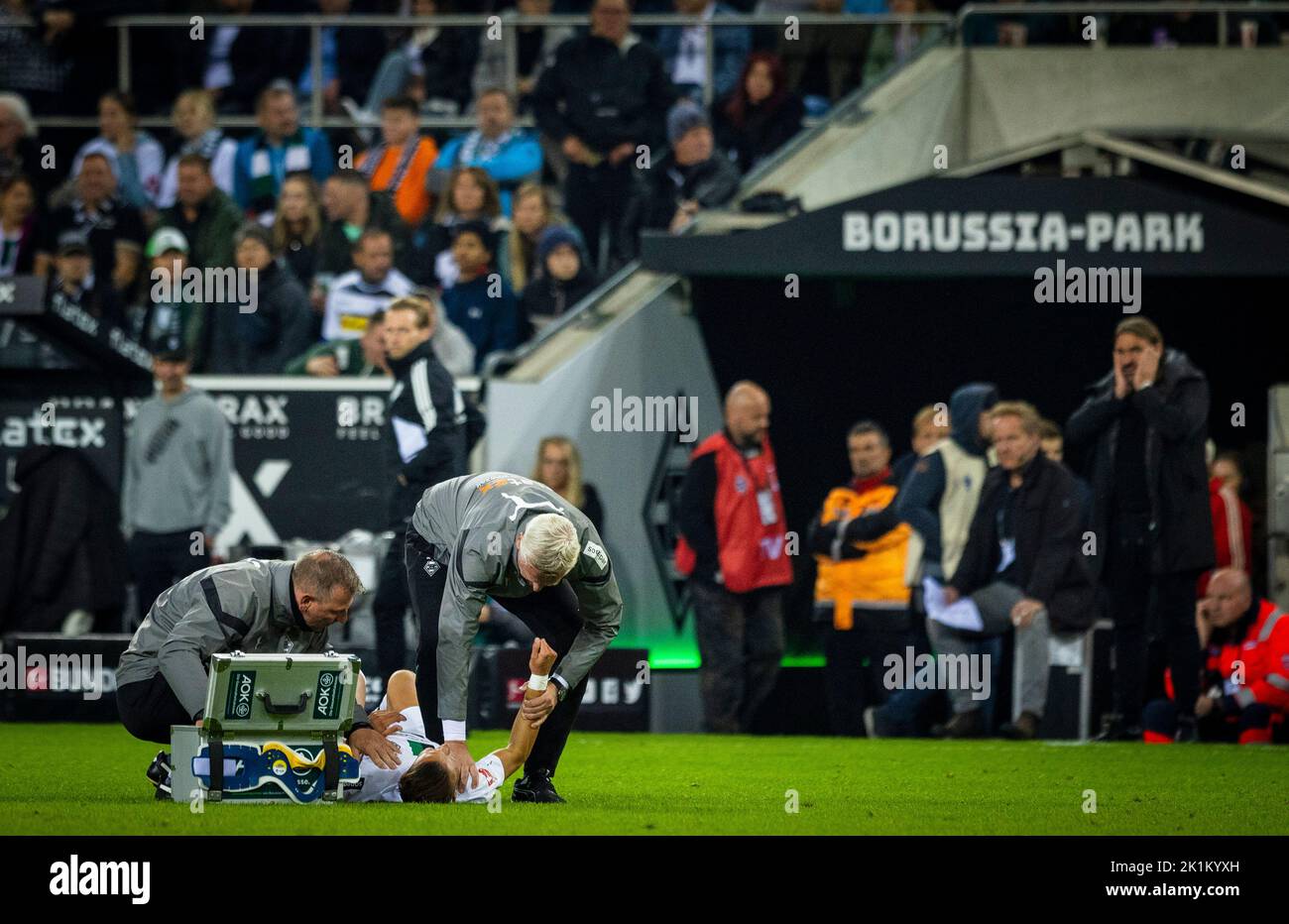 Physiotherapeut Dirk Müller und Mannschaftsarzt Stefan Hertl kümmern sich um Hannes Wolf (BMG) Borussia Mönchengladbach - RB Leipzig 17.09.2022, Fuss Stockfoto