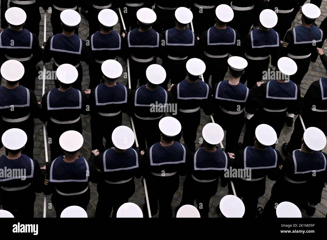 Soldaten der Royal Navy ziehen einen Waffenwagen, um den Sarg von Queen Elizabeth II von der Westminster Hall zum State Funeral zu bringen, das in Westminster Abbey, London, stattfindet. Bilddatum: Montag, 19. September 2022. Stockfoto