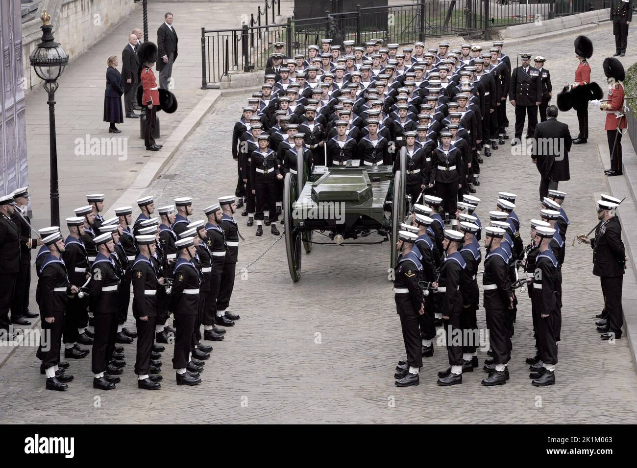 Ein Waffenwagen, der von Soldaten der Royal Navy vor der Westminster Hall gezogen wurde und bereit war, den Sarg von Königin Elizabeth II zu tragen, um von der Westminster Hall zum State Funeral zu gelangen, das in Westminster Abbey, London, abgehalten wird. Bilddatum: Montag, 19. September 2022. Stockfoto