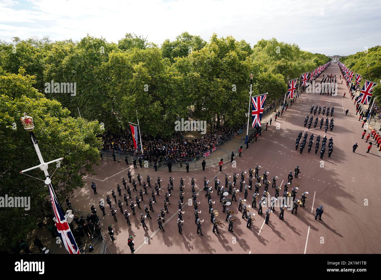 Die State Gun Carriage trägt den Sarg von Königin Elizabeth II., drapiert im Royal Standard mit der Kaiserlichen Staatskrone und dem Reichsapfel und Zepter des Souveränen, in der Feierlichen Prozession nach ihrem Staatsfuneral in Westminster Abbey, London. Bilddatum: Montag, 19. September 2022. Stockfoto