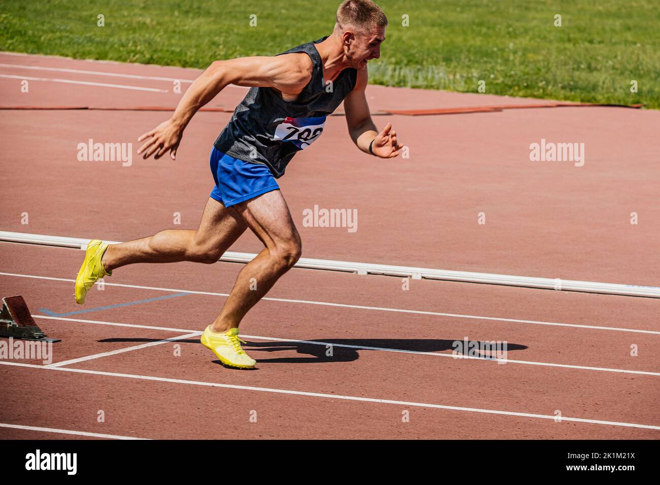 Der Läufer startet den Sprint Stockfoto