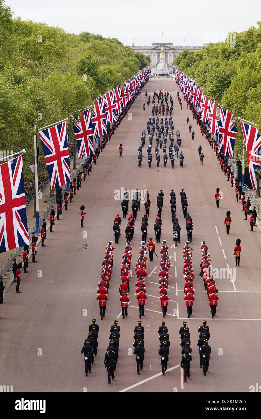 Die Sargprozession geht entlang der Mall in Richtung Wellington Arch nach dem Staatsfuneral von Königin Elizabeth II., das in Westminster Abbey, London, stattfand. Bilddatum: Montag, 19. September 2022. Stockfoto