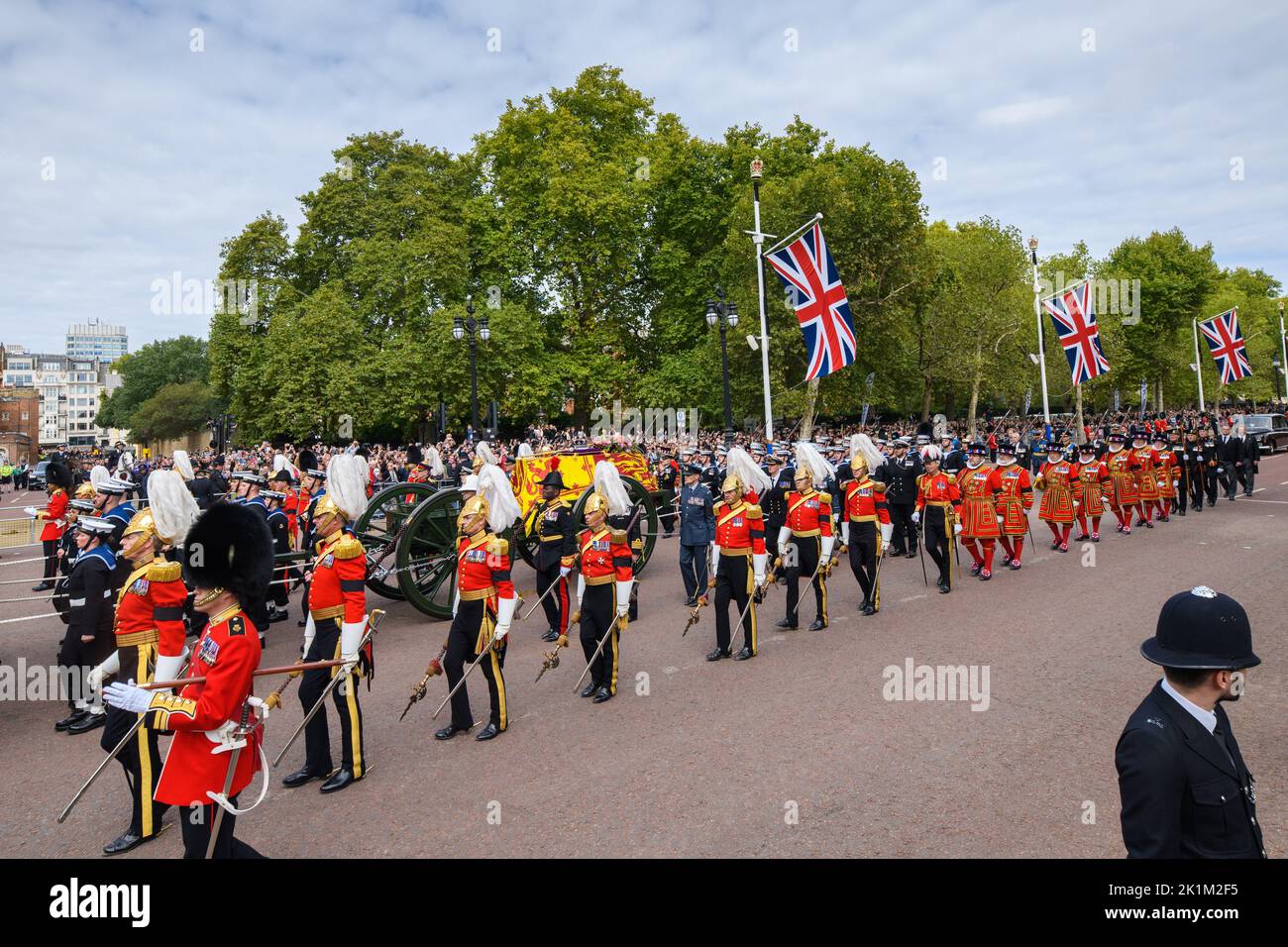 London, Großbritannien. 19. September 2022. Die State Gun Carriage trägt den Sarg von Königin Elizabeth II., drapiert im Royal Standard mit der Kaiserlichen Staatskrone und dem Reichskorb und Zepter des Souveränen, in der Feierlichen Prozession die Mall entlang, nach ihrem Staatsfuneral in Westminster Abbey, London. Bilddatum: Montag, 19. September 2022. Bildnachweis sollte lauten: Matt Crossick/Empics/Alamy Live News Stockfoto