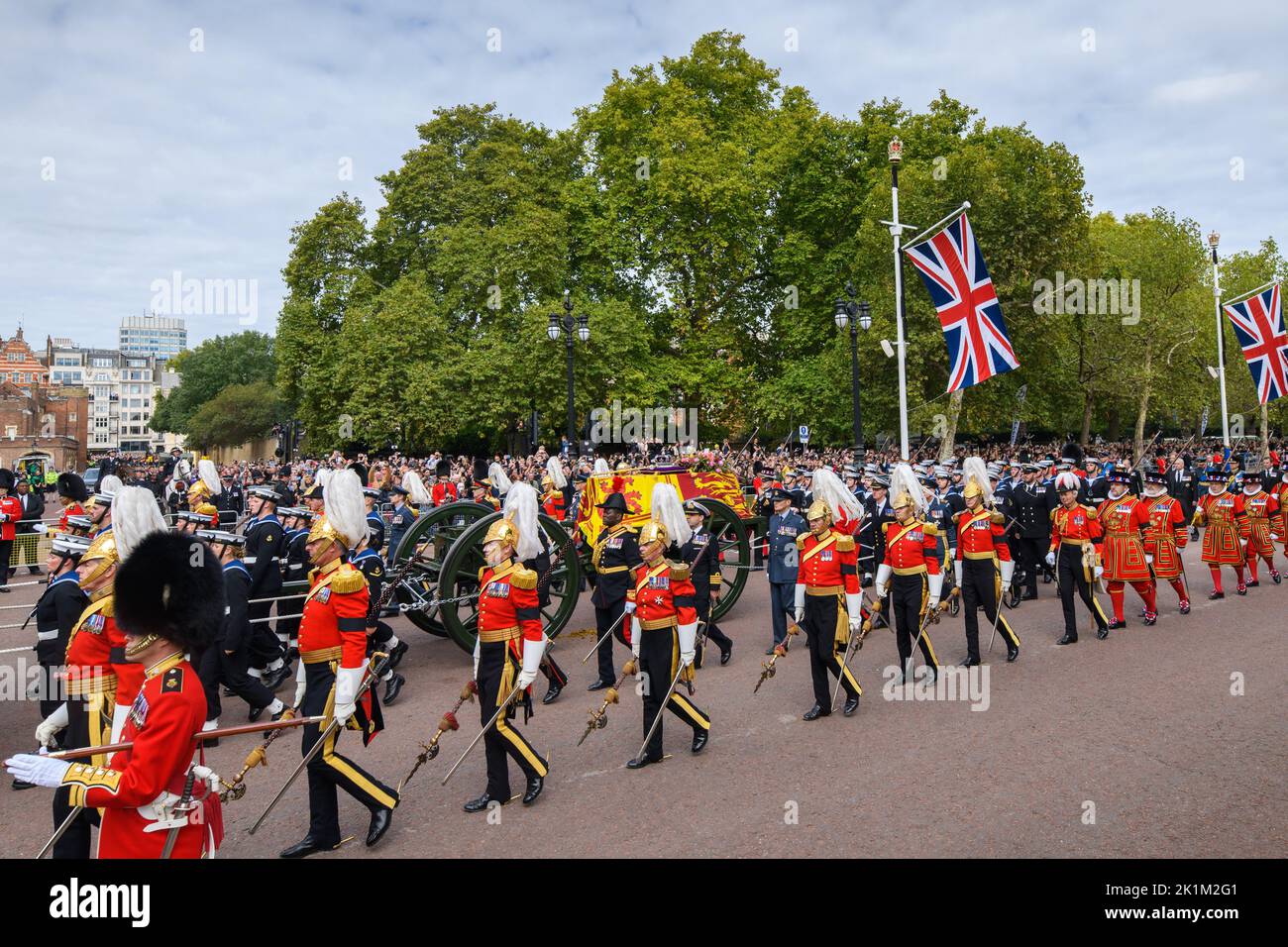 London, Großbritannien. 19. September 2022. Die State Gun Carriage trägt den Sarg von Königin Elizabeth II., drapiert im Royal Standard mit der Kaiserlichen Staatskrone und dem Reichskorb und Zepter des Souveränen, in der Feierlichen Prozession die Mall entlang, nach ihrem Staatsfuneral in Westminster Abbey, London. Bilddatum: Montag, 19. September 2022. Bildnachweis sollte lauten: Matt Crossick/Empics/Alamy Live News Stockfoto