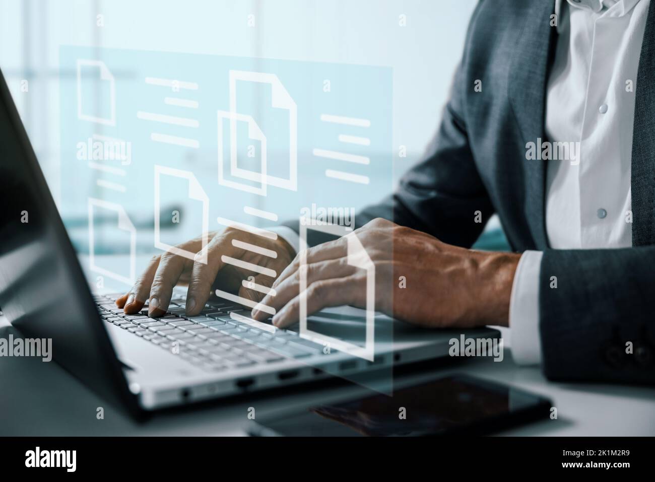 Cloud-Speicherung, Datenautomatisierung und Online-Dokumentendatenbank-Management-Konzept. Virtueller Bildschirm Stockfoto
