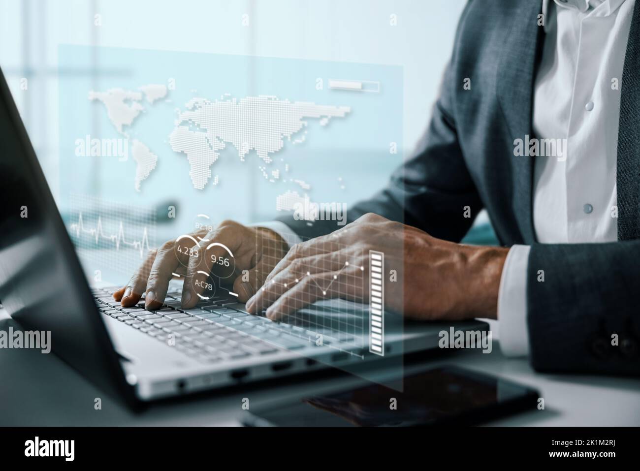 Geschäftsdatenanalyse auf virtuellem Bildschirm. Wirtschaftswachstum, Aktienmarkt, digitales Marketing, globales Investitions- und Handelskonzept. Geschäftsmann, der t analysiert Stockfoto