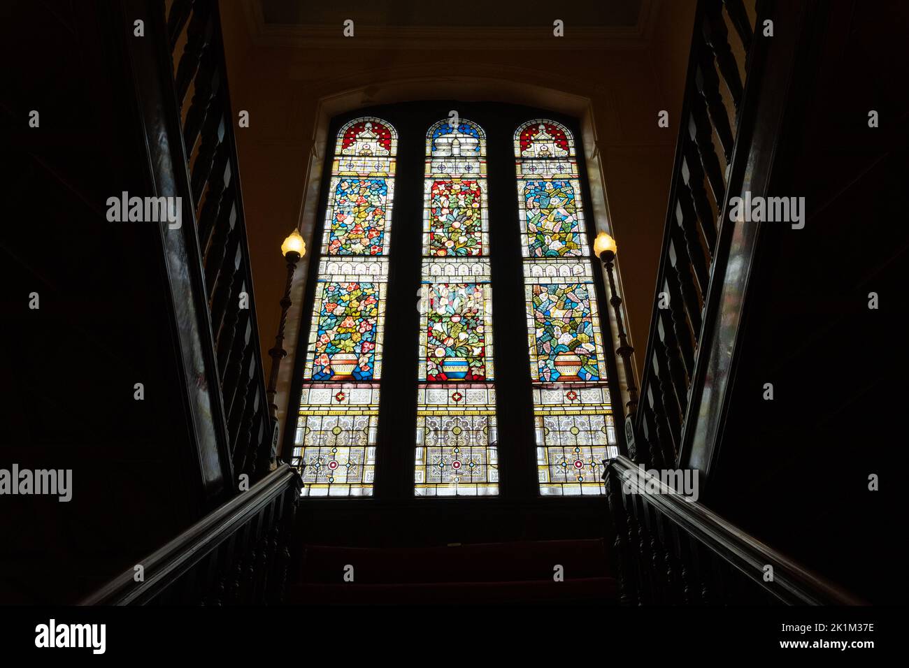 Gardethill Synagogue Staircase und Buntglasfenster, Hill Street, Glasgow, Schottland, Großbritannien Stockfoto