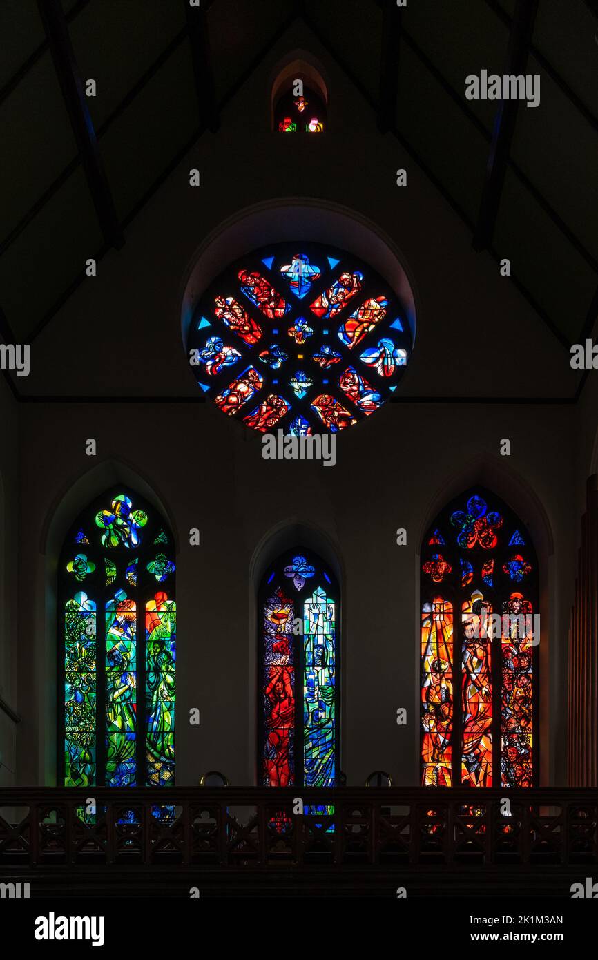St Alphonsus Church Buntglasfenster, einschließlich Rose Window - Calton, Glasgow, Schottland, Großbritannien Stockfoto