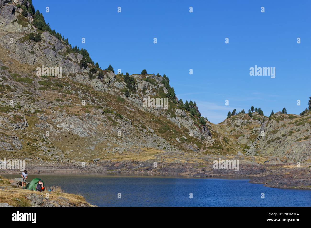 CHAMROUSSE, FRANKREICH, 23. August 2022 : einige Wanderer wachen nach dem Biwak an den Lacs Robert, den berühmten Moutain-Seen, auf. Stockfoto