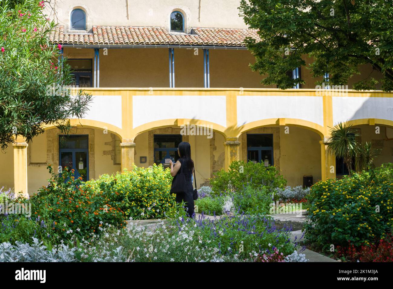 Espace Van Gogh: Ehemaliges Krankenhaus und Innenhof, gemalt von Vincent van Gogh, in Arles in Südfrankreich. Stockfoto