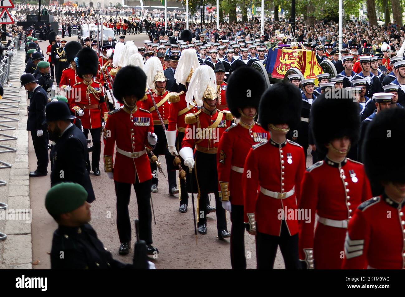 Die Prozession trägt den Sarg am Tag der staatlichen Beerdigung und Beerdigung der britischen Königin Elizabeth, in London, Großbritannien, am 19. September 2022. REUTERS/Tom Nicholson Stockfoto