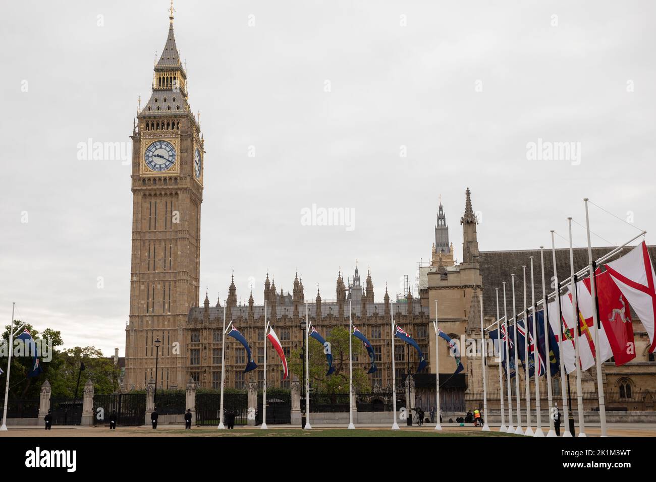 London, Großbritannien. 19. September 2022. Parliament Square vor dem Staatsbegräbnis für Königin Elizabeth II. Am 8. September 2022 starb Elizabeth II., Königin des Vereinigten Königreichs und der anderen Commonwealth-Gefilde, im Alter von 96 Jahren im schottischen Balmoral Castle. Der älteste lebende und am längsten regierende britische Monarch. Kredit: SMP Nachrichten / Alamy Live Nachrichten Stockfoto