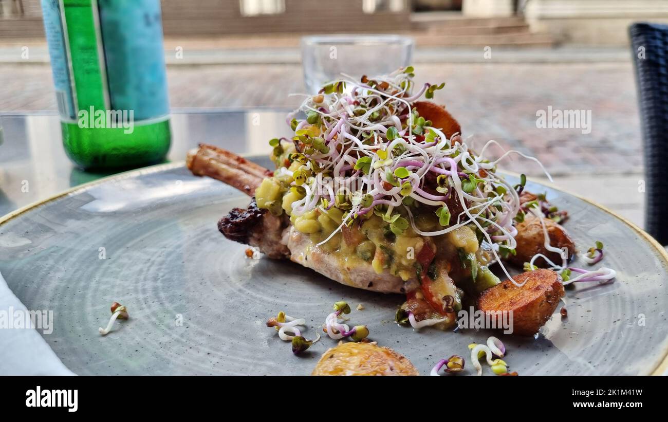 Gegrillte Rindersteaks und gekeimte Sprossen auf einem Teller Stockfoto