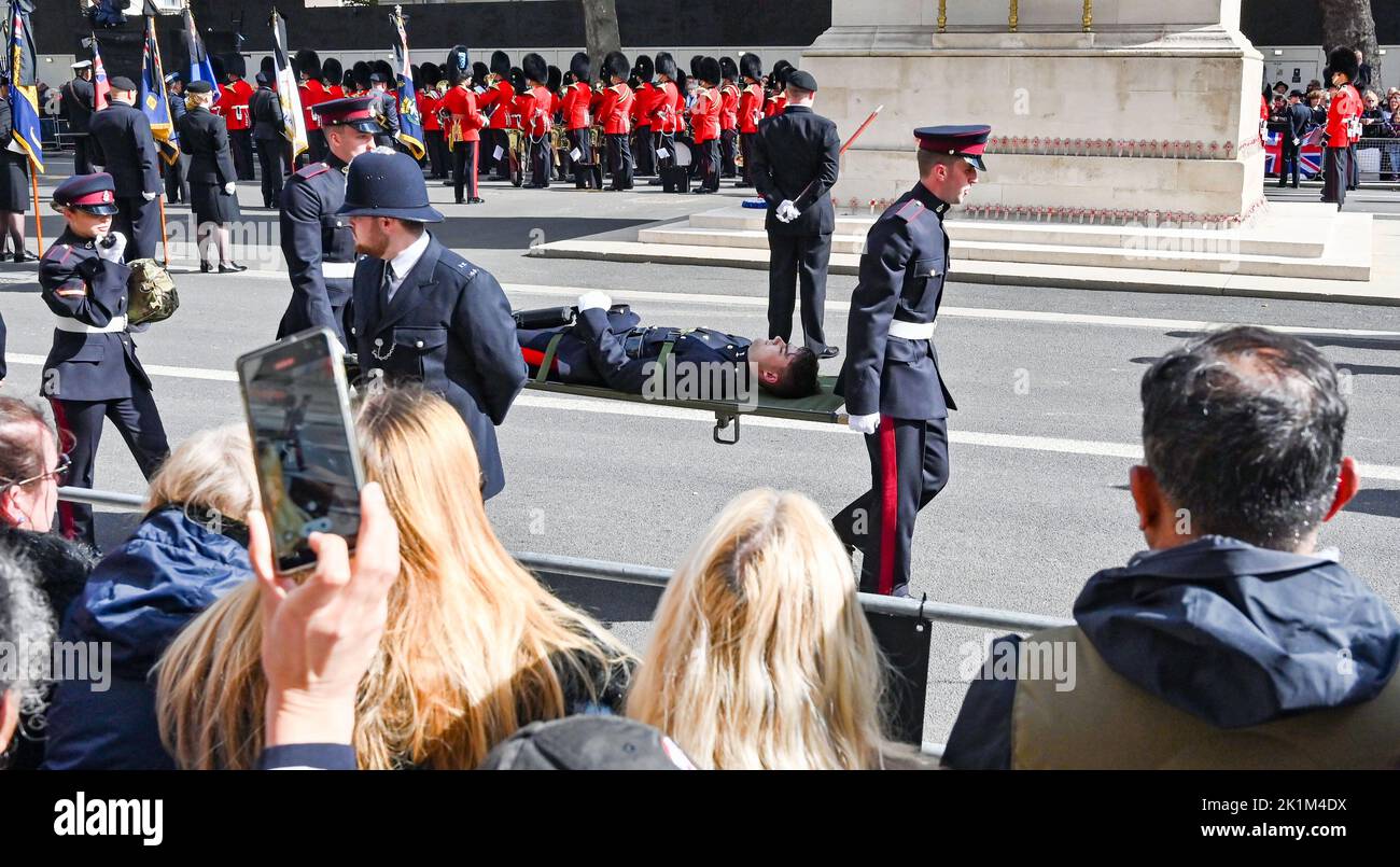 London, Großbritannien. 19. September 2022. London, Großbritannien 19.. September 2022 - Ein Mitglied der Streitkräfte, das sich unwohl fühlt, wird heute während der Trauerprozession von Königin Elizabeth II. In London von Whitehall mitgenommen: Credit Simon Dack / Alamy Live News Credit: Simon Dack News/Alamy Live News Stockfoto